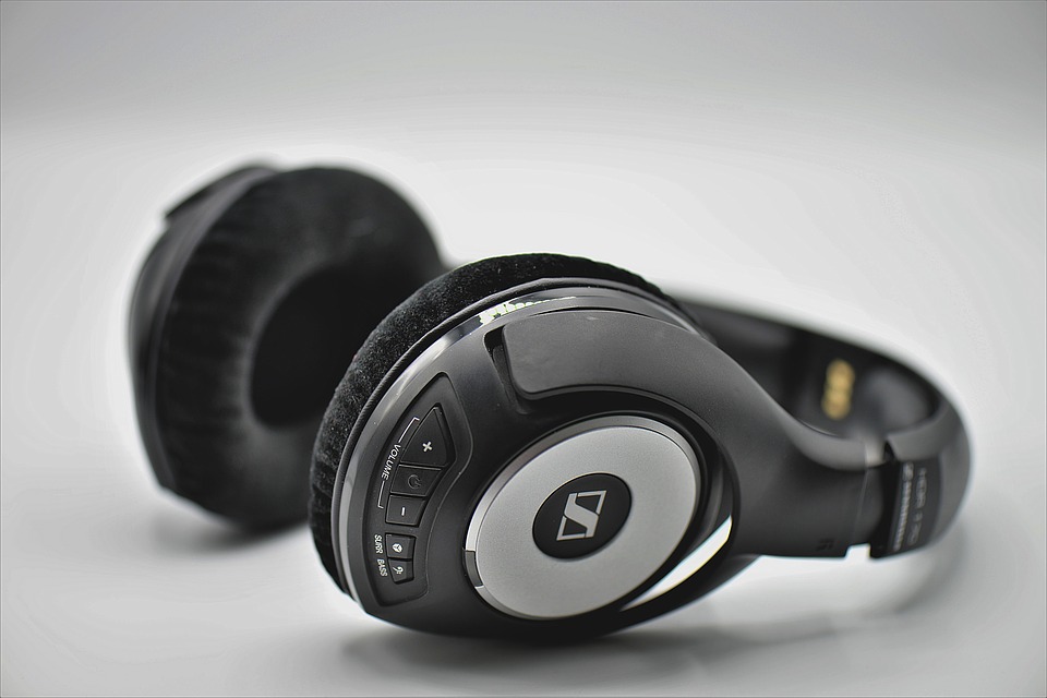 Top 4 Reasons Why You Should Choose Wireless Headphones